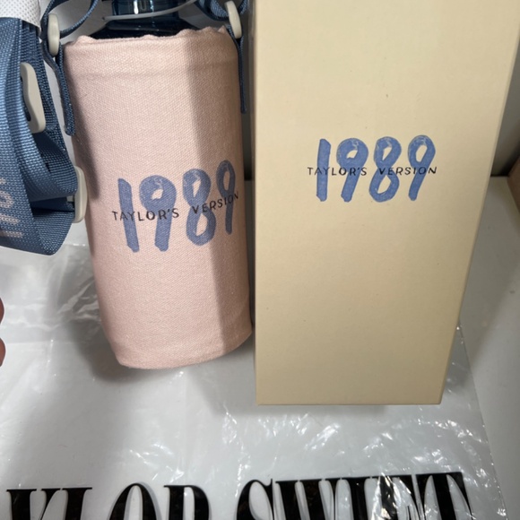 Taylor Swift Eras Tour VIP box and water bottle - Picture 4 of 10